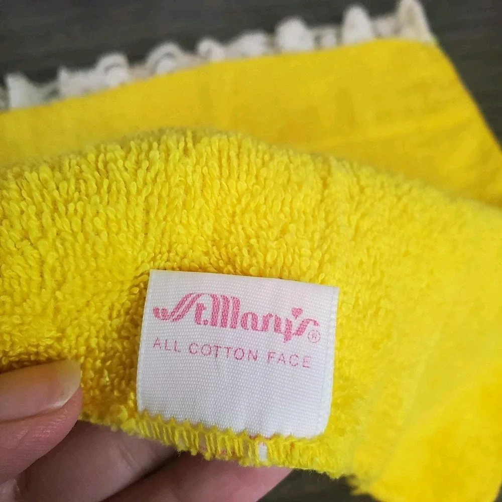 T.Mary's Vintage 2 -pc‎ YELLOW Washcloth Set Cotton With White Lace Trim